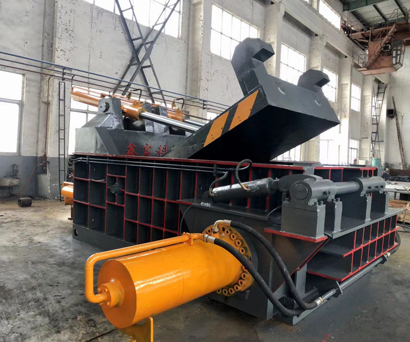 Here are the basic components and features of a hydraulic metal baler